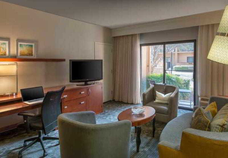 Courtyard Dallas Addison Midway Экстерьер фото