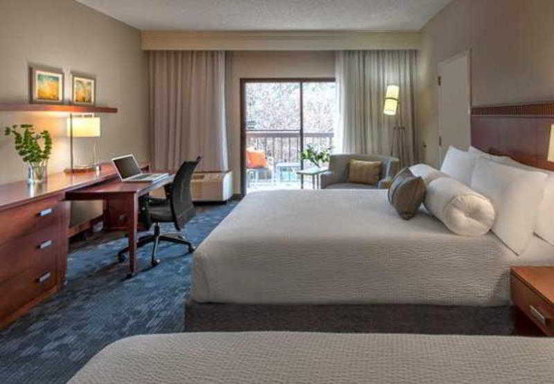 Courtyard Dallas Addison Midway Экстерьер фото