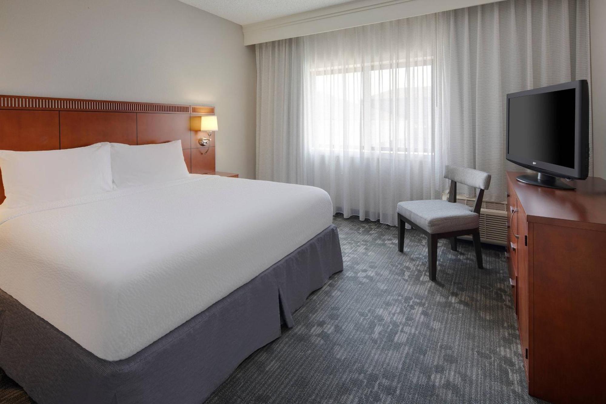 Courtyard Dallas Addison Midway Экстерьер фото
