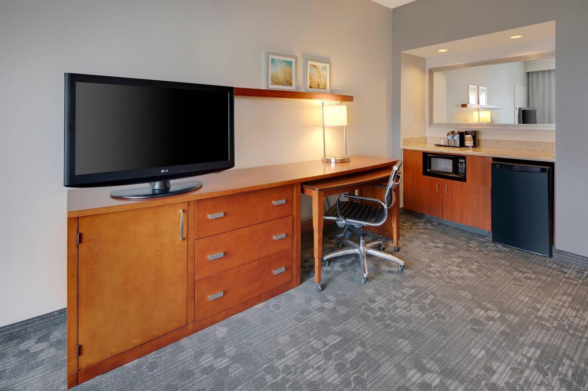 Courtyard Dallas Addison Midway Экстерьер фото