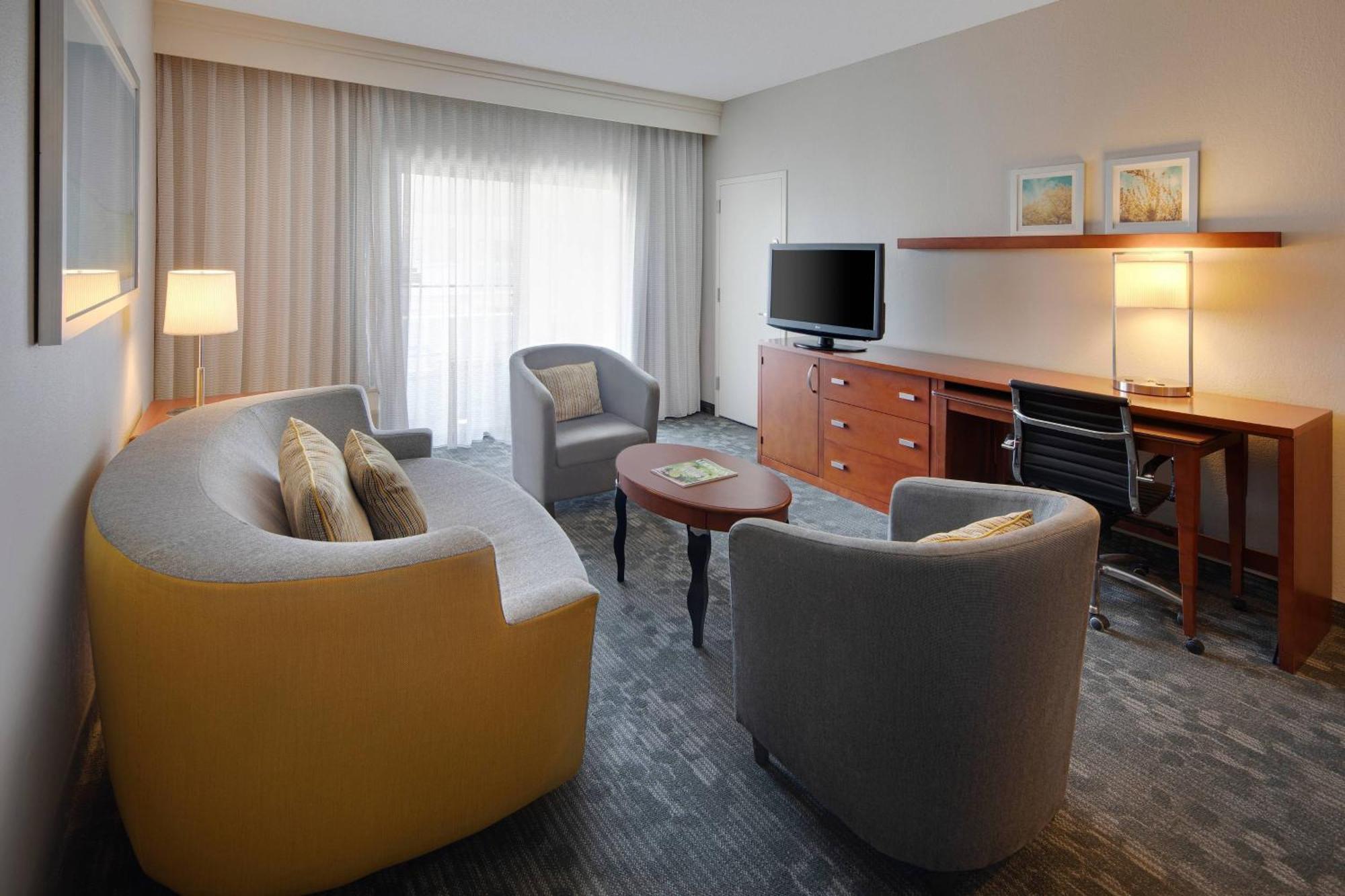 Courtyard Dallas Addison Midway Экстерьер фото