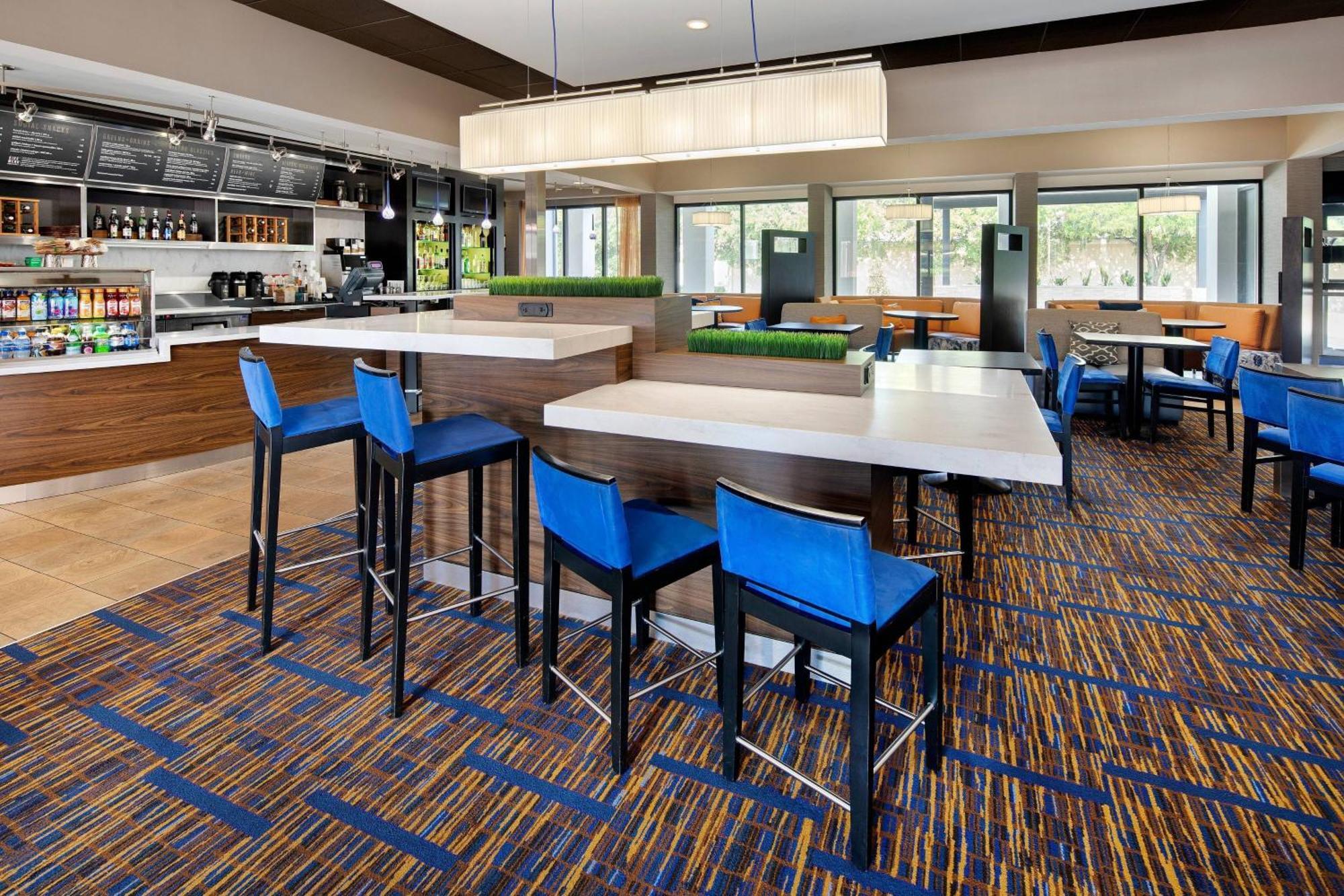 Courtyard Dallas Addison Midway Экстерьер фото