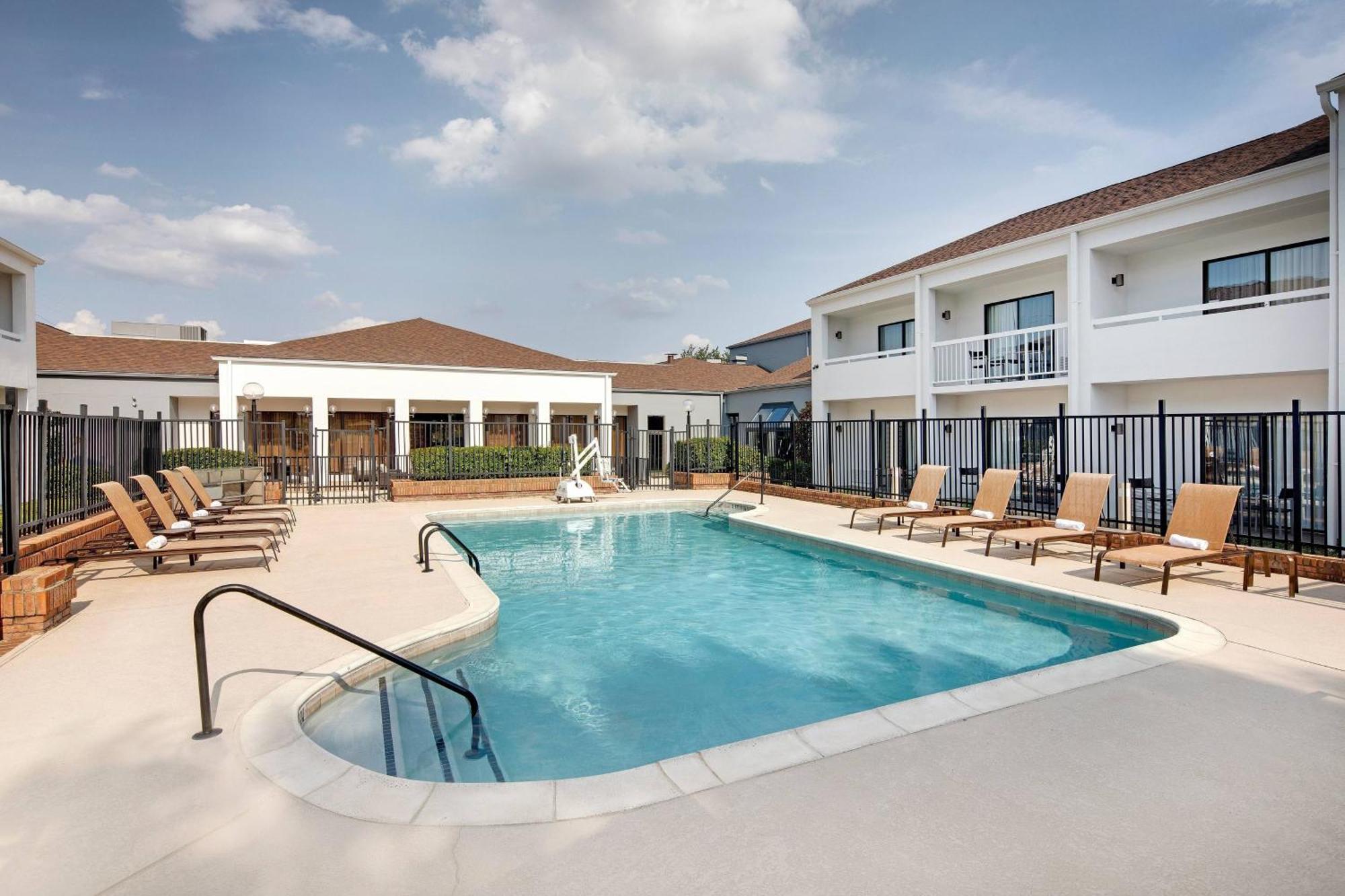 Courtyard Dallas Addison Midway Экстерьер фото