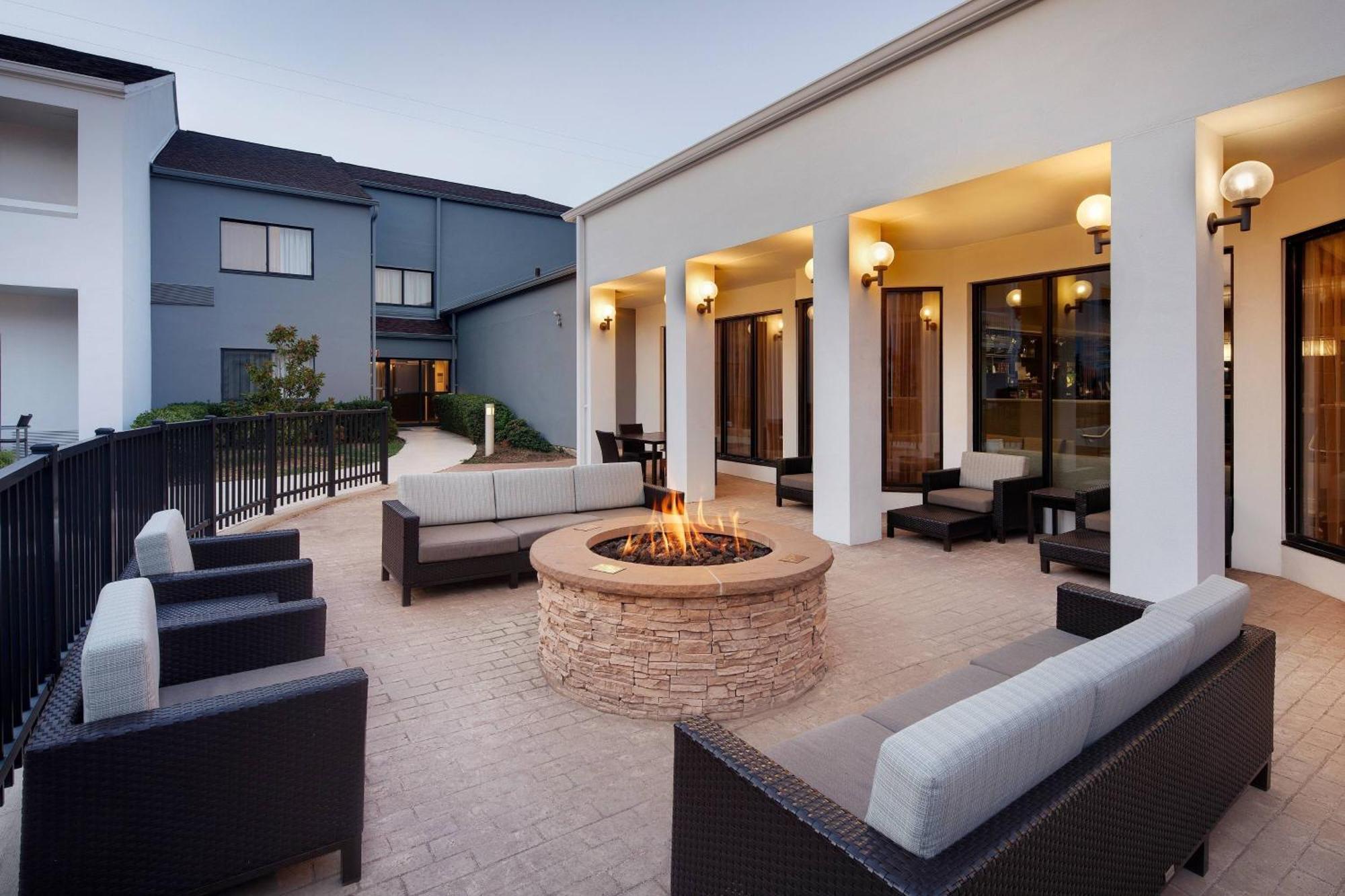 Courtyard Dallas Addison Midway Экстерьер фото