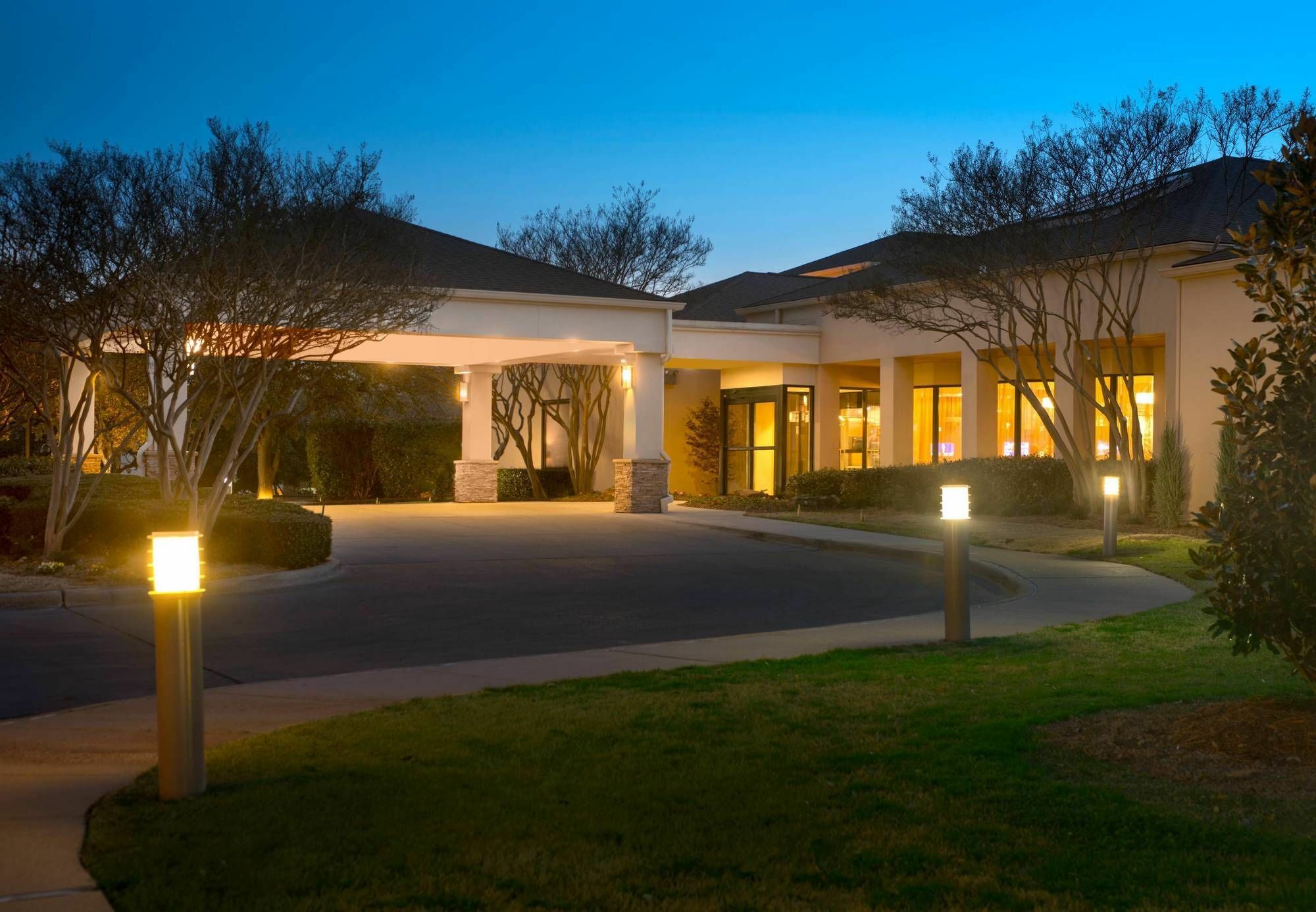 Courtyard Dallas Addison Midway Экстерьер фото