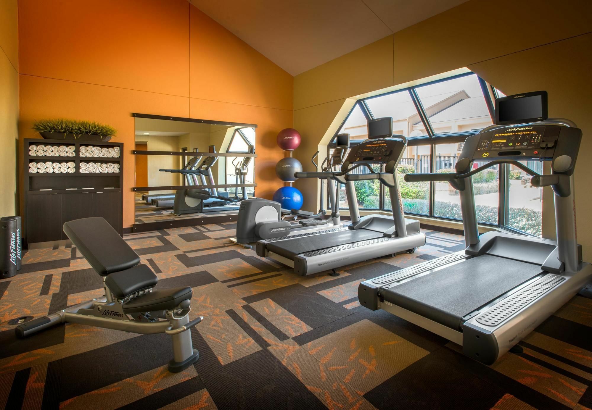Courtyard Dallas Addison Midway Экстерьер фото