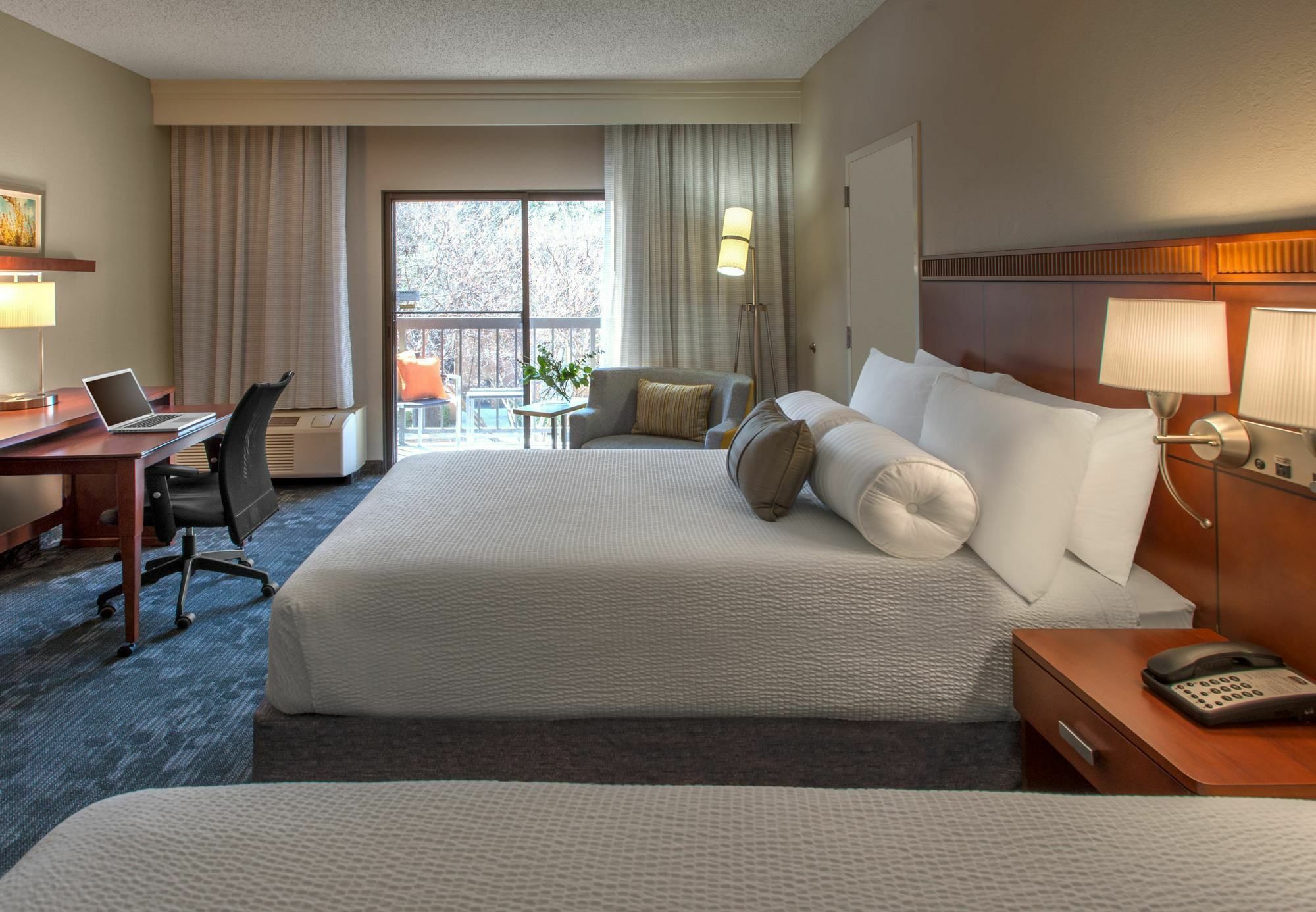Courtyard Dallas Addison Midway Экстерьер фото